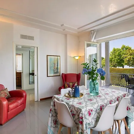 Villa Yachting Lakefront